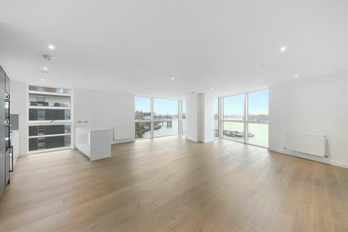 3 Bedroom Flat To Rent In River Gardens Walk, London, SE10