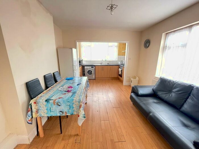 2 Bedroom Flat To Rent In High Street, Edgware, Middlesex, HA8