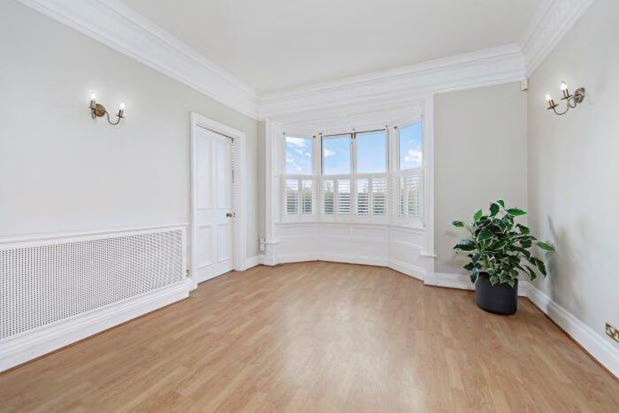 2 Bedroom Flat To Rent In Russell Road, Shepperton, TW17