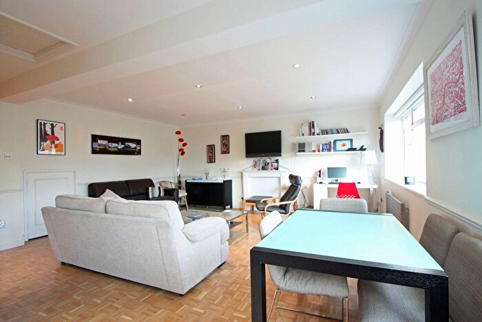 2 Bedroom Flat To Rent In Putney Hill, Putney, London, SW15
