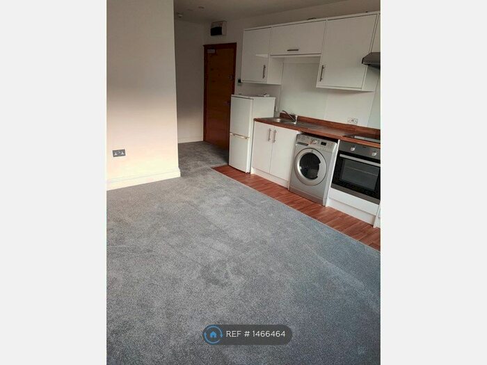 2 Bedroom Flat To Rent In North House, Carshalton, SM5