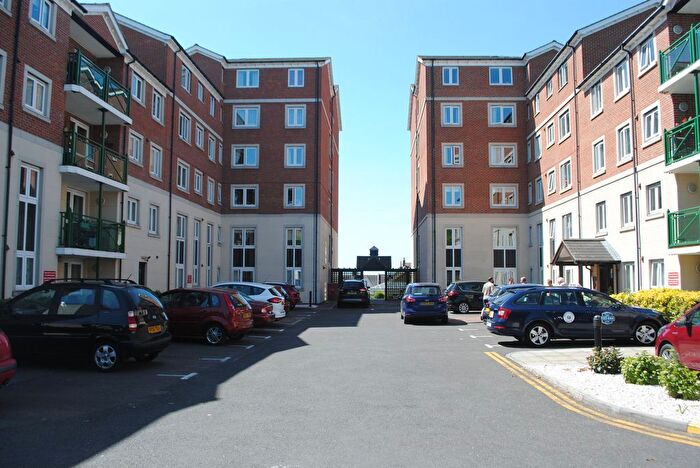2 Bedroom Flat For Sale In Hamlet Court Road, Westcliff-On-Sea, SS0