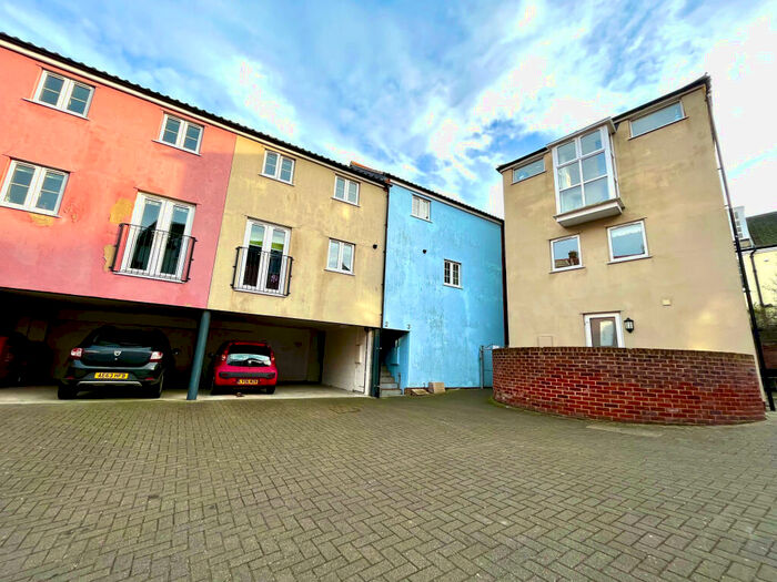 2 Bedroom Flat To Rent In Sea Mews, Cromer, NR27