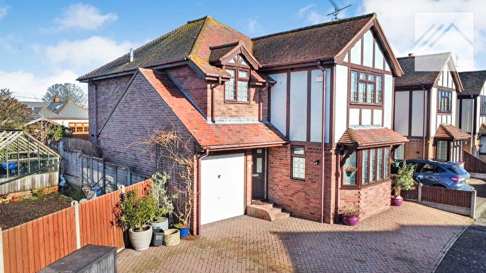 4 Bedroom Detached House For Sale In Thorpe Leas, Canvey Island, SS8
