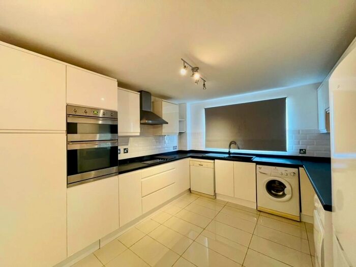 2 Bedroom Flat To Rent In New Barnet, Middlesex, EN5