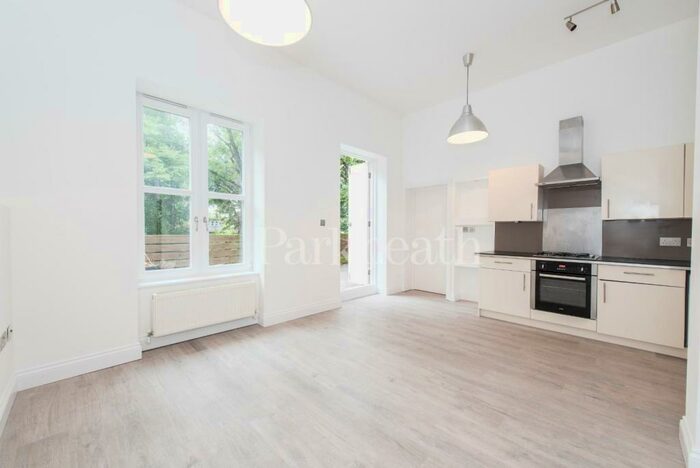 3 Bedroom Flat To Rent In Crescent Road, London, N8