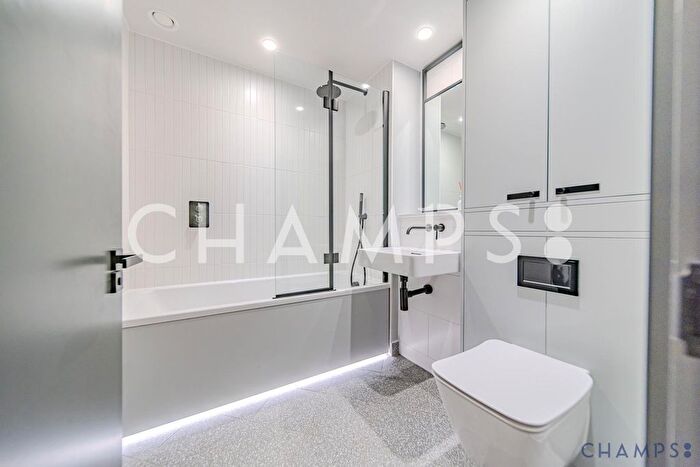 3 Bedroom Flat To Rent In London, SE18