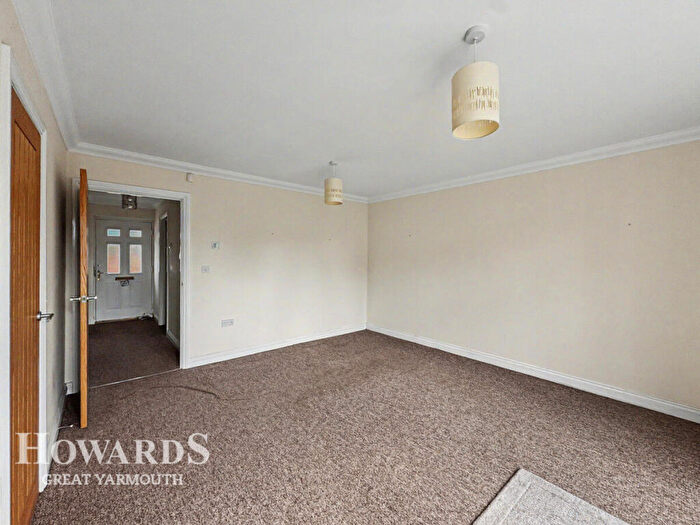 3 Bedroom Semi Detached House For Sale In School Road, Martham, NR29