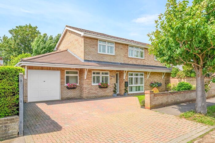 5 Bedroom Detached House For Sale In Crofton Avenue, Walton-On-Thames, KT12
