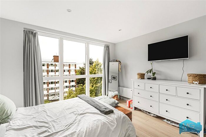 2 Bedroom Apartment For Sale In Shakespeare Road, London, N3