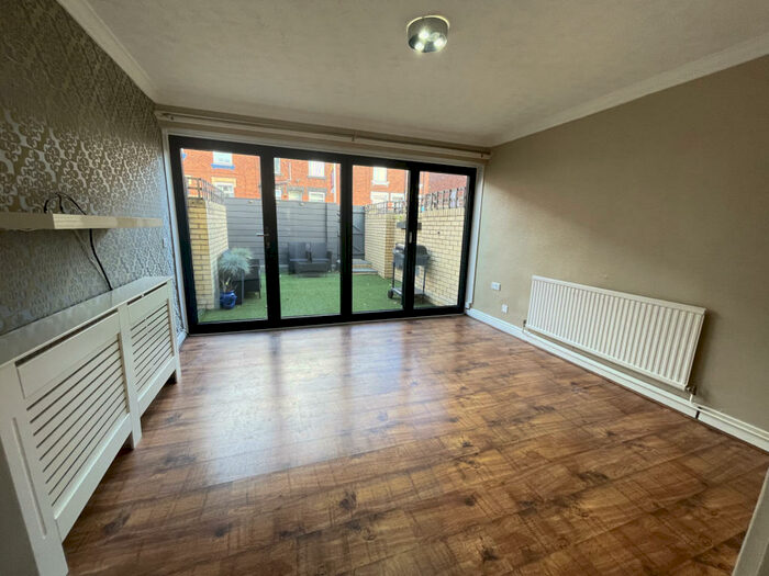 2 Bedroom Town House To Rent In Potternewton Gardens, Leeds, LS7