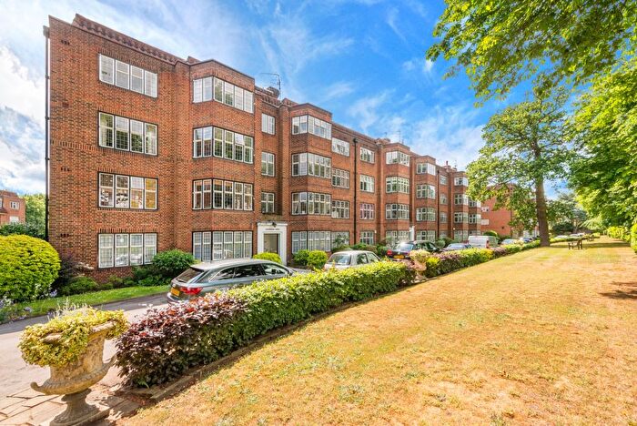 2 Bedroom Flat To Rent In Highlands Heath, Portsmouth Road, SW15