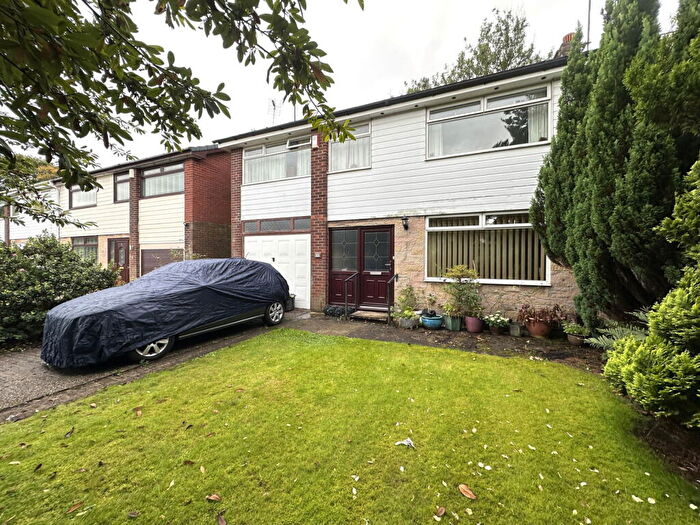 4 Bedroom Semi-Detached House For Sale In Cemetery Road, Royton, Oldham, OL2