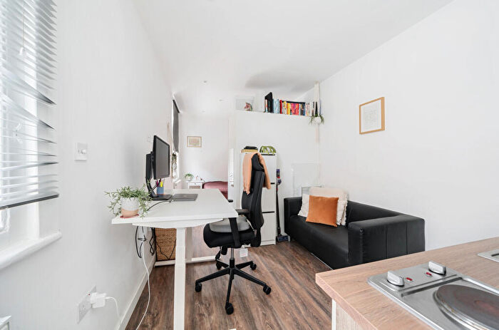 1 Bedroom Apartment To Rent In Broadhurst Gardens, West Hampstead, London, NW6