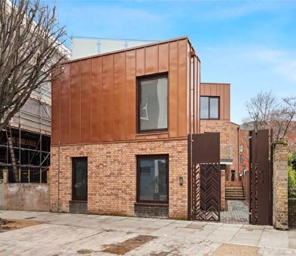 2 Bedroom Flat For Sale In Flat, Battersea High Street, London, SW11