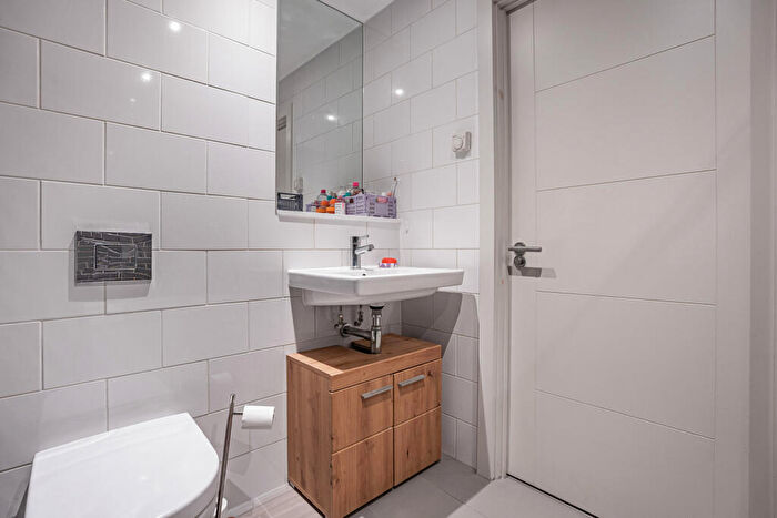 2 Bedroom Apartment For Sale In Chatham Place, London, E9 - Photo 6