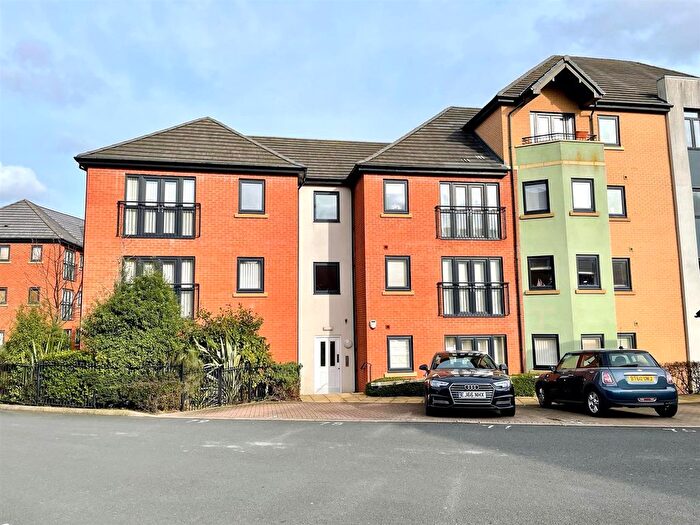 2 Bedroom Flat To Rent In Park Moor Gardens, Dudley, DY1