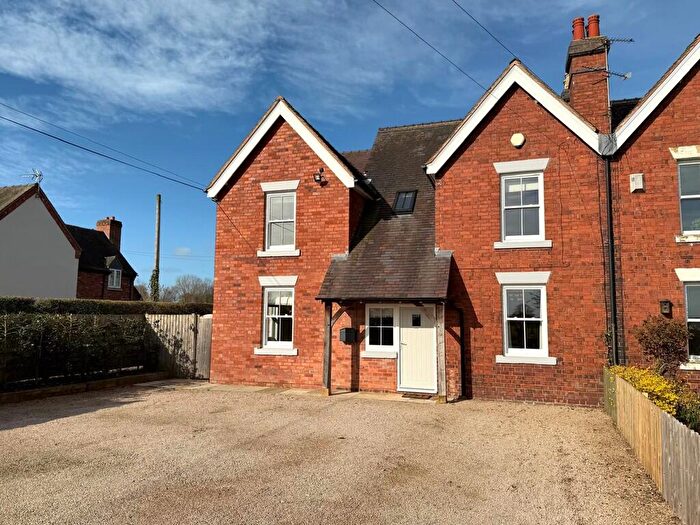 4 Bedroom Cottage To Rent In Alrewas Hayes Cottage, Alrewas, Burton-on-Trent, DE13