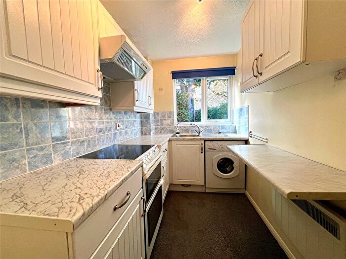 1 Bedroom Flat For Sale In Chasefield Close, Guildford, Surrey, GU4