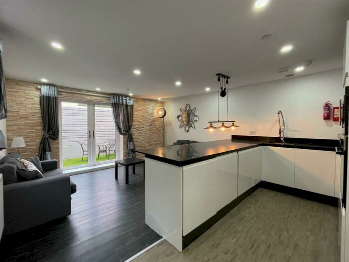 2 Bedroom Flat To Rent In The Walk, Cardiff, CF24