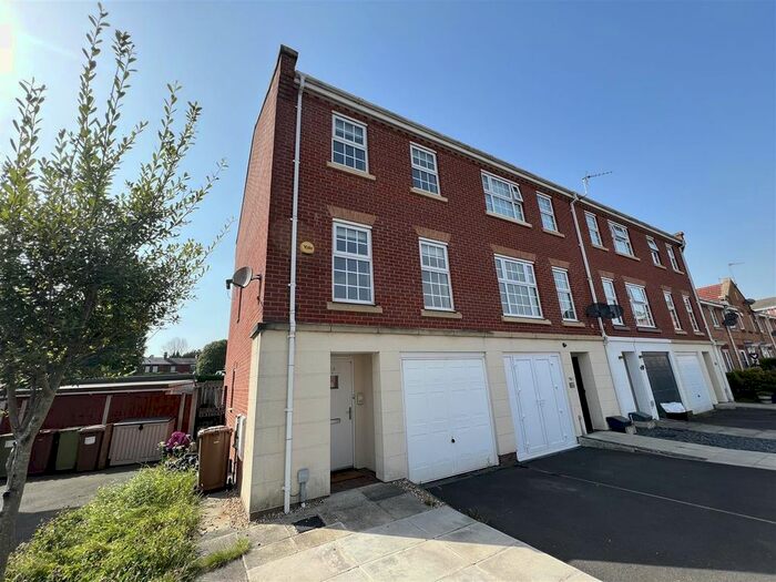 3 Bedroom Town House To Rent In The Feathers, St. Helens, WA10