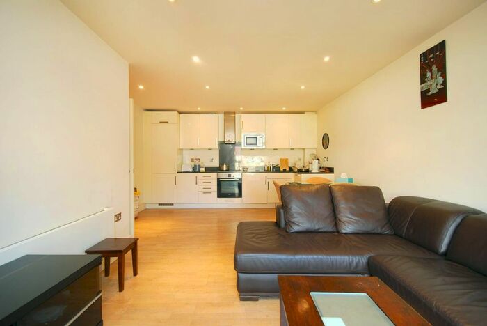 2 Bedroom Flat To Rent In Denning Mews, Balham, London, SW12