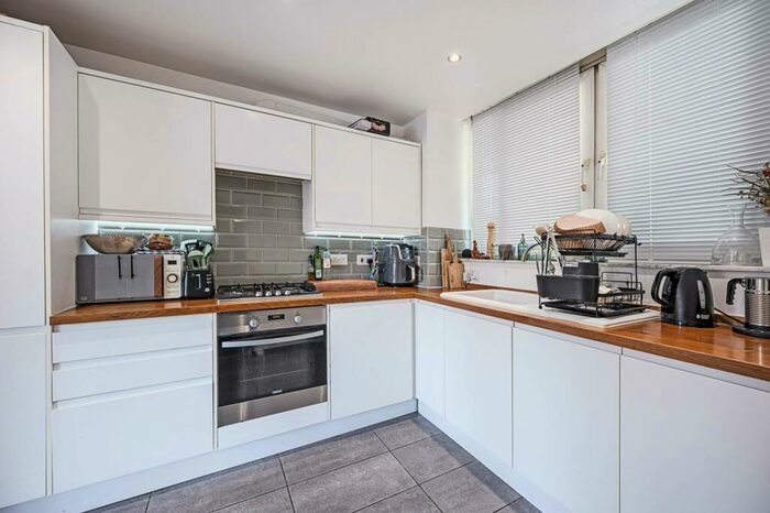 2 Bedroom Flat To Rent In Ravenscroft Street, , Shoreditch, London, E2