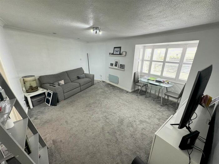 2 Bedroom Flat To Rent In Tallow Gate, South Woodham Ferrers, Chelmsford, CM3