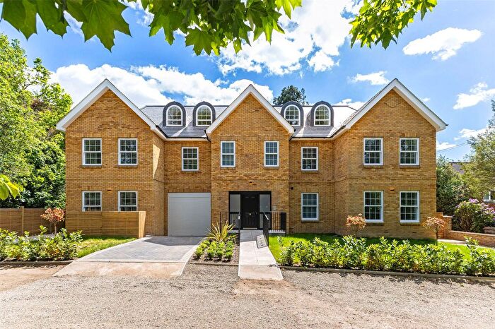 3 Bedroom Flat For Sale In Green Lane, Cobham, Surrey, KT11