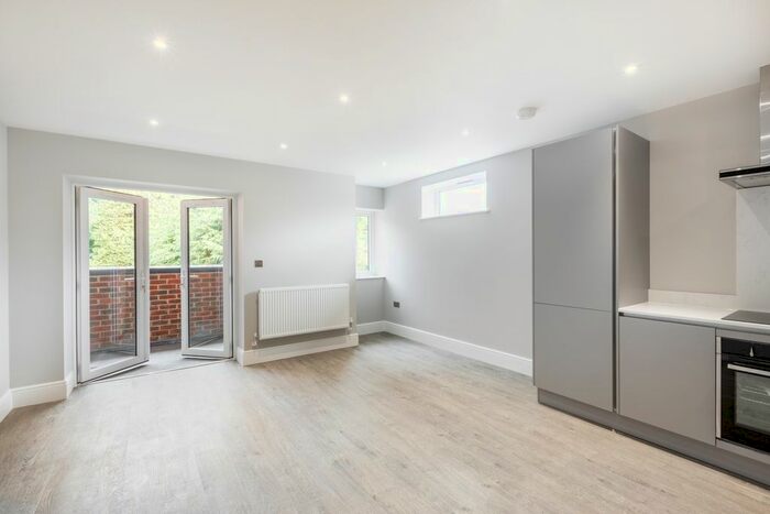 3 Bedroom Flat To Rent In Kingswood Lane, Warlingham, CR6