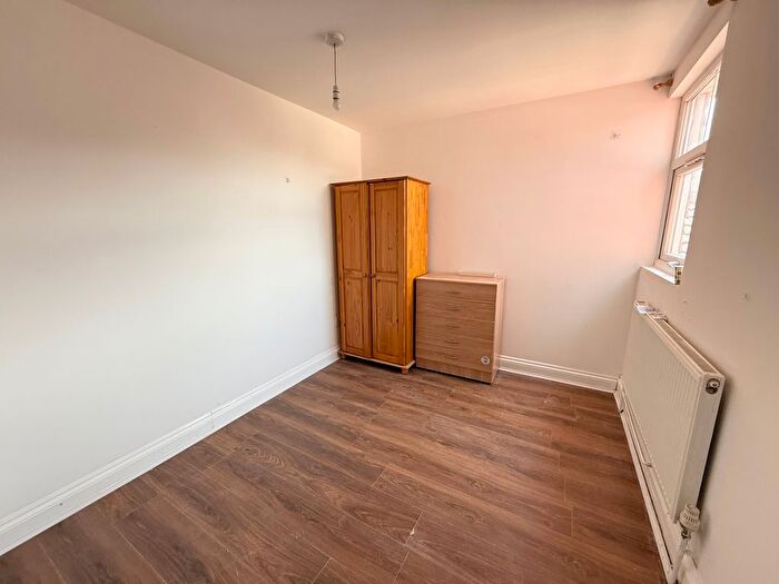2 Bedroom Flat To Rent In First Avenue, Acton, W3