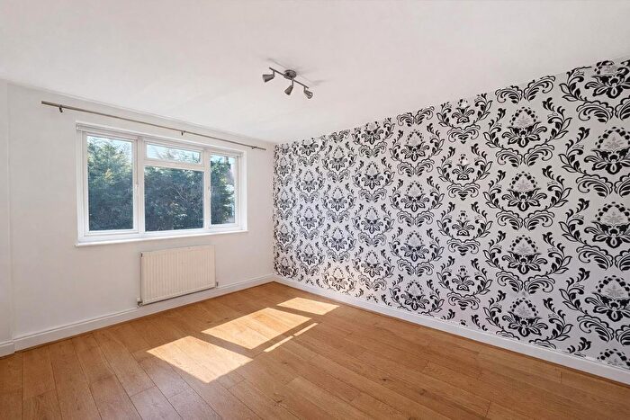 2 Bedroom Flat To Rent In Alsom Avenue, Worcester Park, KT4