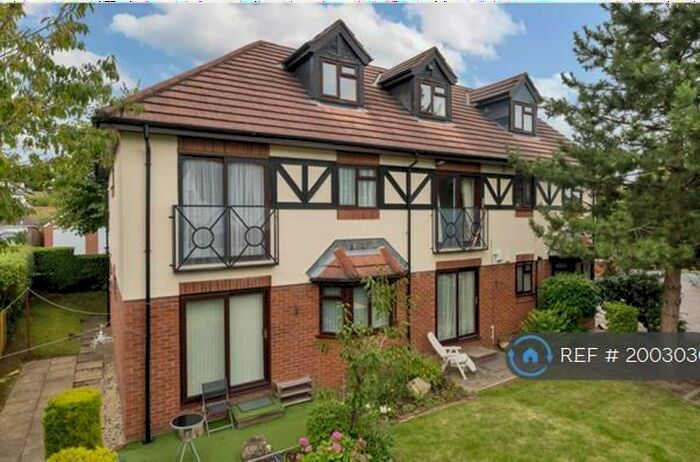 2 Bedroom Flat To Rent In Lime Tree Court, Leeds, LS16