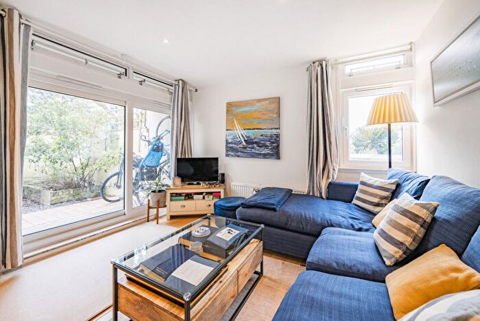 3 Bedroom Maisonette To Rent In Victoria Rise, London, SW4