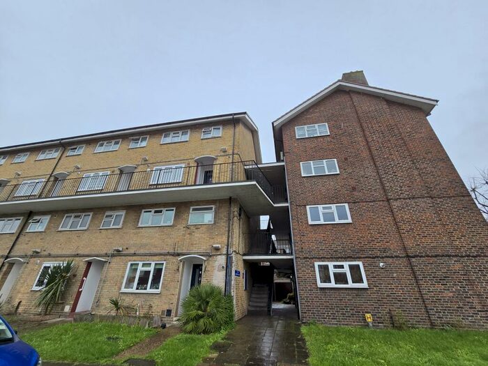 2 Bedroom Flat To Rent In Jeremys Green, Edmonton, N18