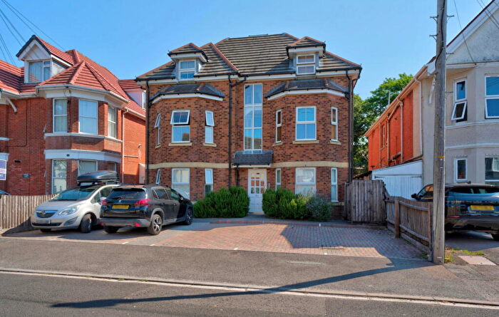 2 Bedroom Flat To Rent In Stourcliffe Avenue, Bournemouth, BH6