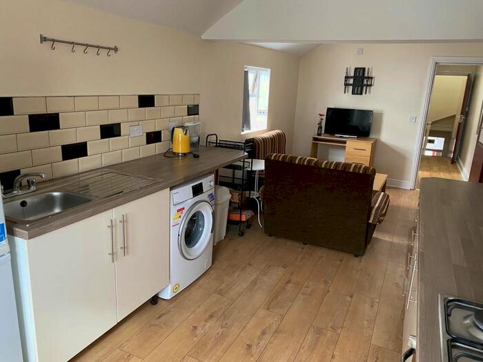 5 Bedroom Flat To Rent In Woodville Road, Cardiff, CF24