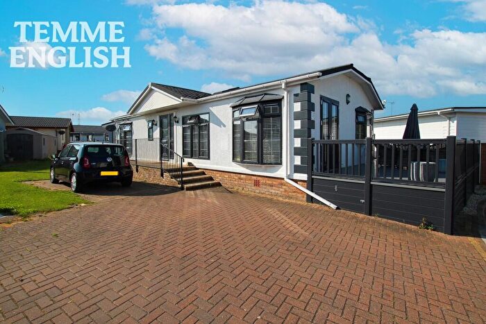 2 Bedroom Park Home For Sale In The Oaks, Battlesbridge, SS11