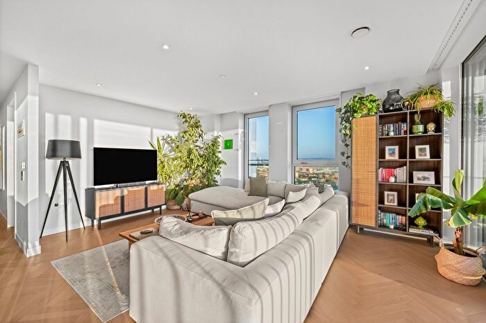 2 Bedroom Flat To Rent In Southwark Bridge Road, Borough, SE1