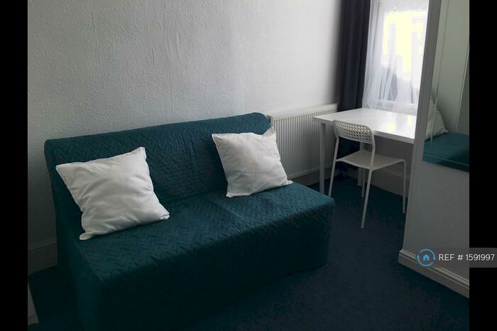 Studio To Rent In New Cross Gate, London, SE14