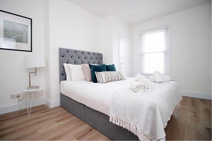 3 Bedroom Flat To Rent In Park Street, Mayfair, W1K
