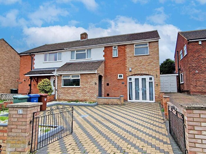 5 Bedroom Semi-Detached House For Sale In Barry Avenue, Bicester, OX26