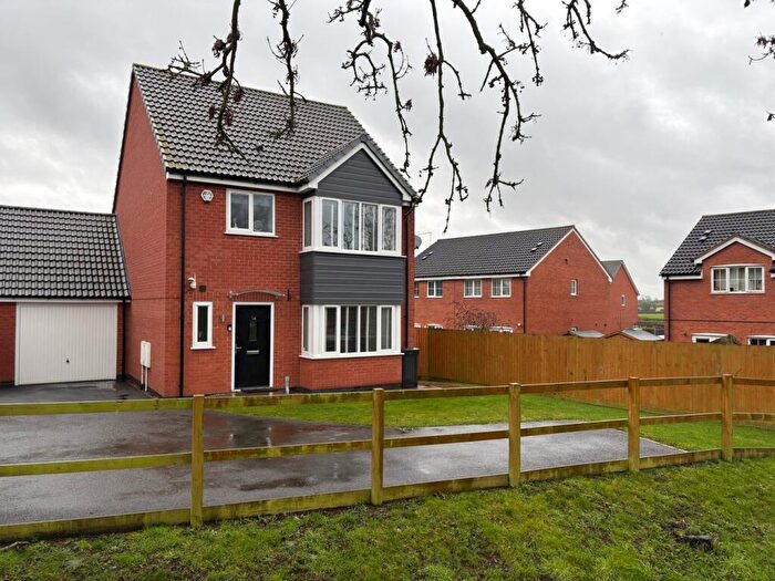 4 Bedroom Link Detached House For Sale In Windsor Gardens, Croft, Leicester, LE9