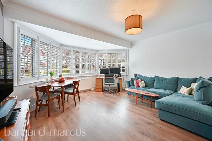 1 Bedroom Flat For Sale In Cranes Drive, Surbiton, KT5