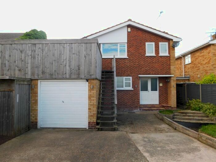 3 Bedroom Detached House To Rent In Marine Avenue, Canvey Island, SS8
