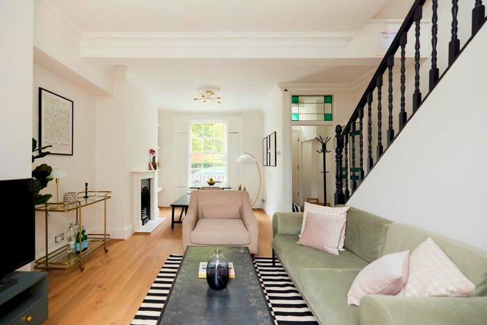 3 Bedroom Flat To Rent In Cropley Street, London, N1