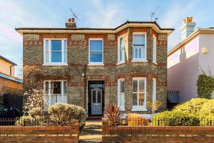 1 Bedroom Flat To Rent In Lower Teddington Road, Hampton Wick, KT1