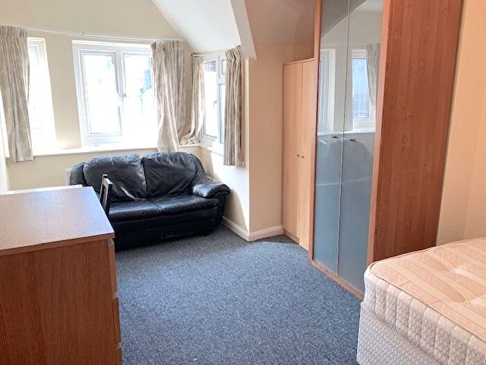 5 Bedroom Flat To Rent In Finchley Lane, London, NW4