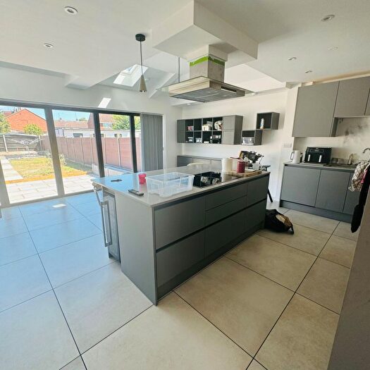 4 Bedroom Semi-Detached House To Rent In St. Martins Road, West Drayton, UB7