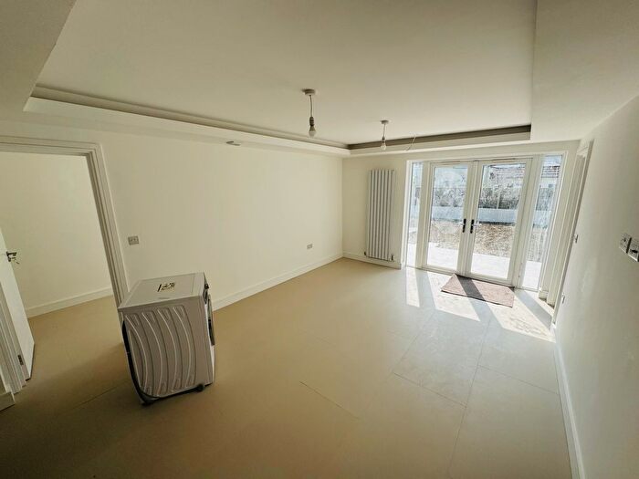 4 Bedroom Flat To Rent In Buckingham Gardens, Thornton Heath, CR7